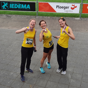 3 Haag vrouwen met medailles.  Foto: Fennie van Osch